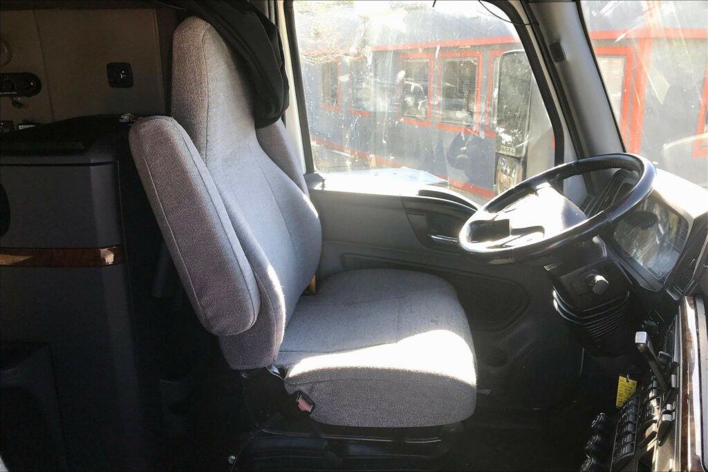 2021 CUM LT625 6×4 Sleeper