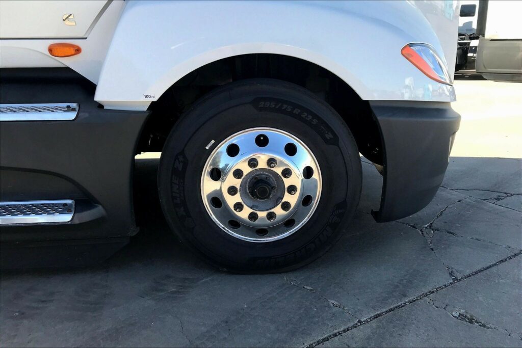 2021 CUM LT625 6×4 Sleeper