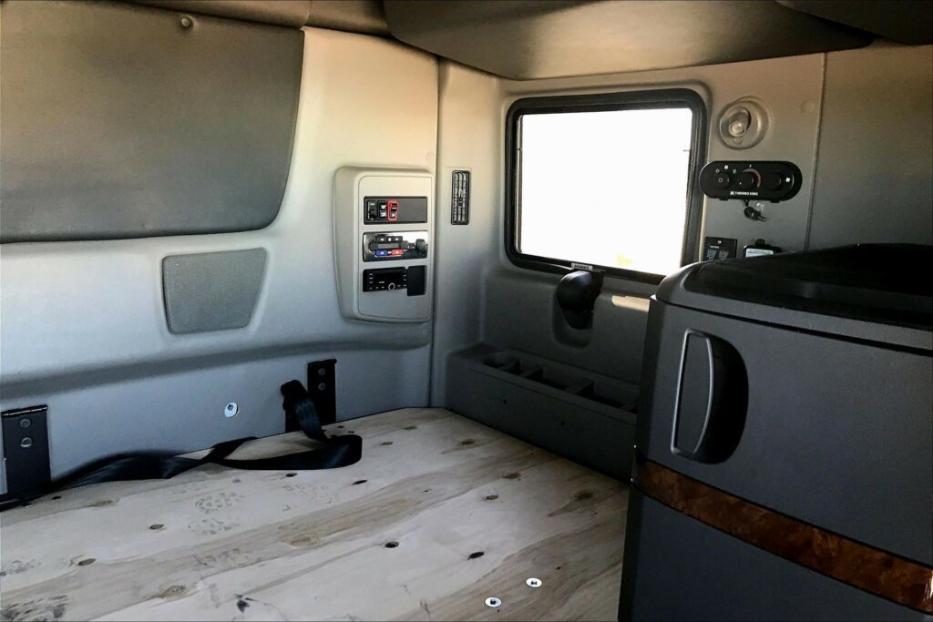 2021 CUM LT625 6×4 Sleeper