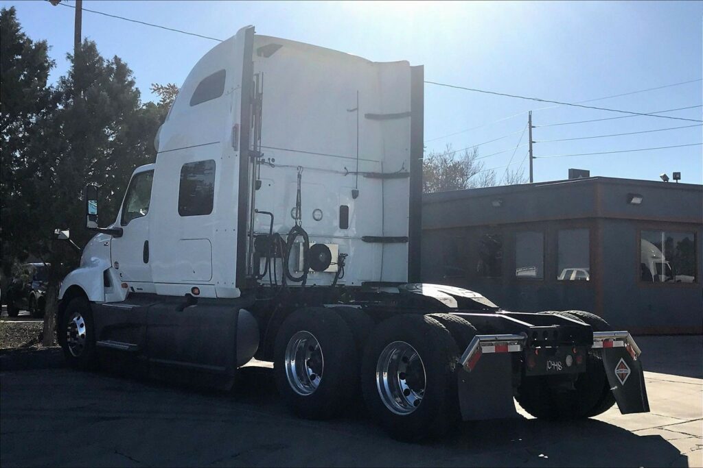 2021 CUM LT625 6×4 Sleeper