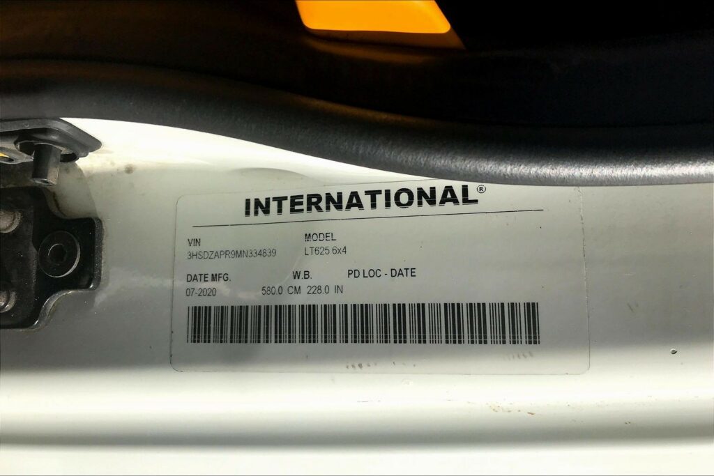 2021 CUM LT625 6×4 Sleeper