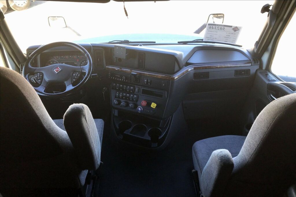 2021 CUM LT625 6×4 Sleeper