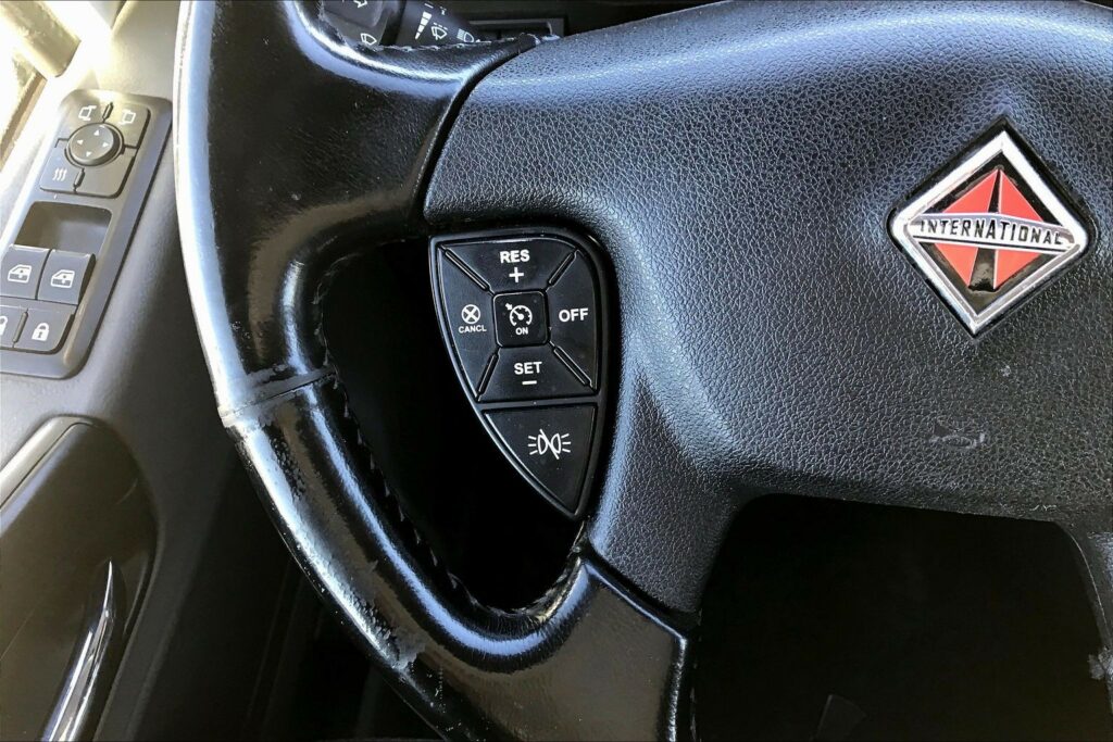 2021 CUM LT625 6×4 Sleeper