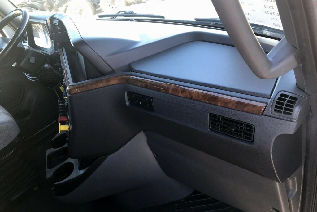 2021 CUM LT625 6×4 Sleeper