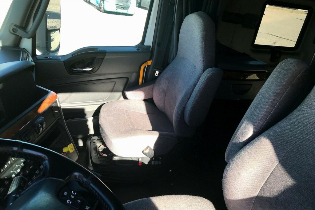 2021 CUM LT625 6×4 Sleeper