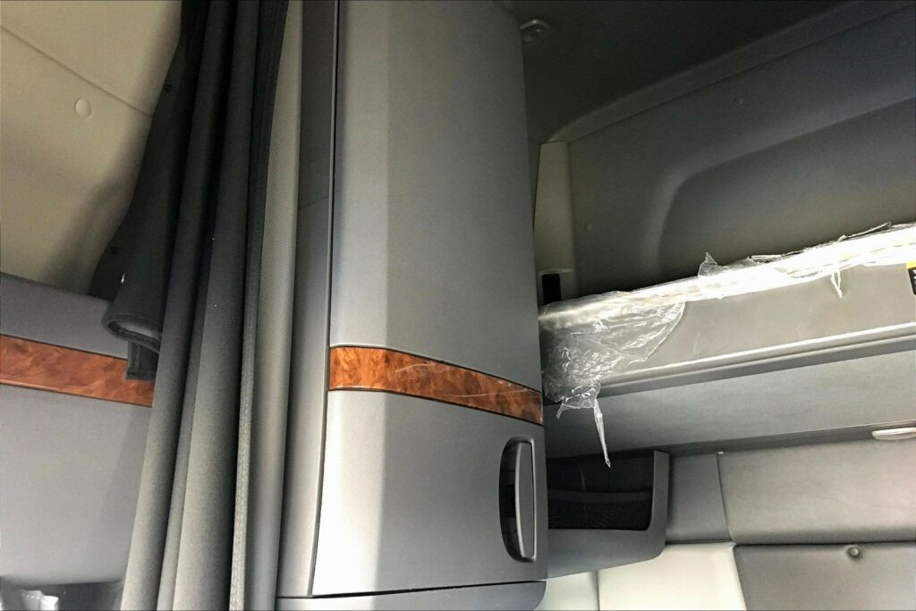 2021 CUM LT625 6×4 Sleeper