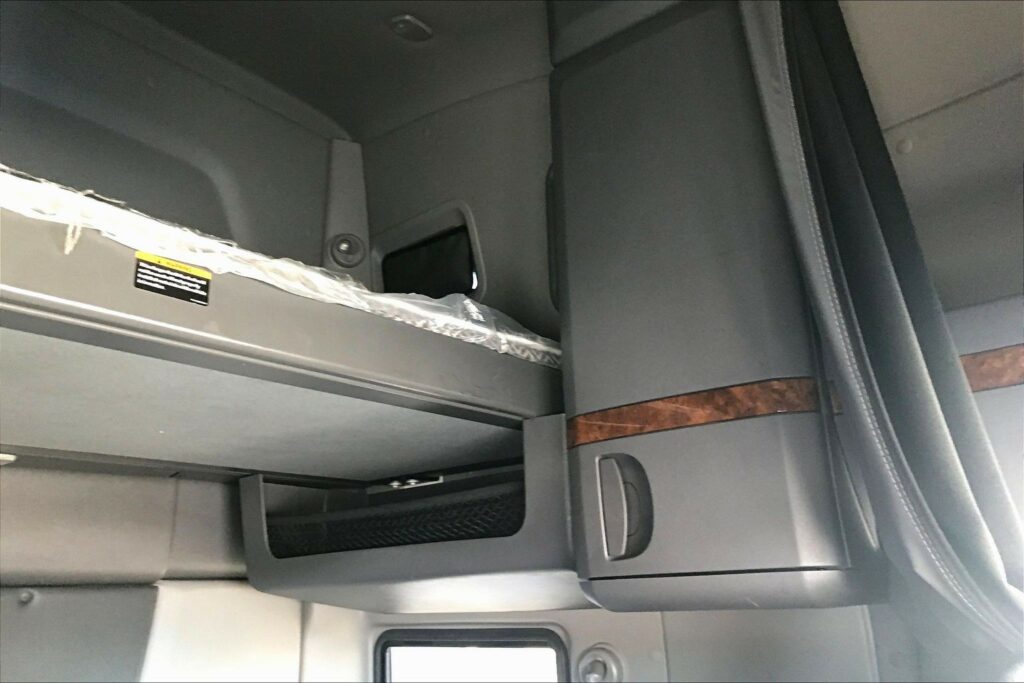 2021 CUM LT625 6×4 Sleeper