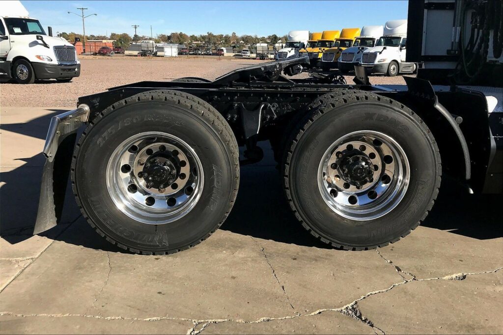 2021 CUM LT625 6×4 Sleeper