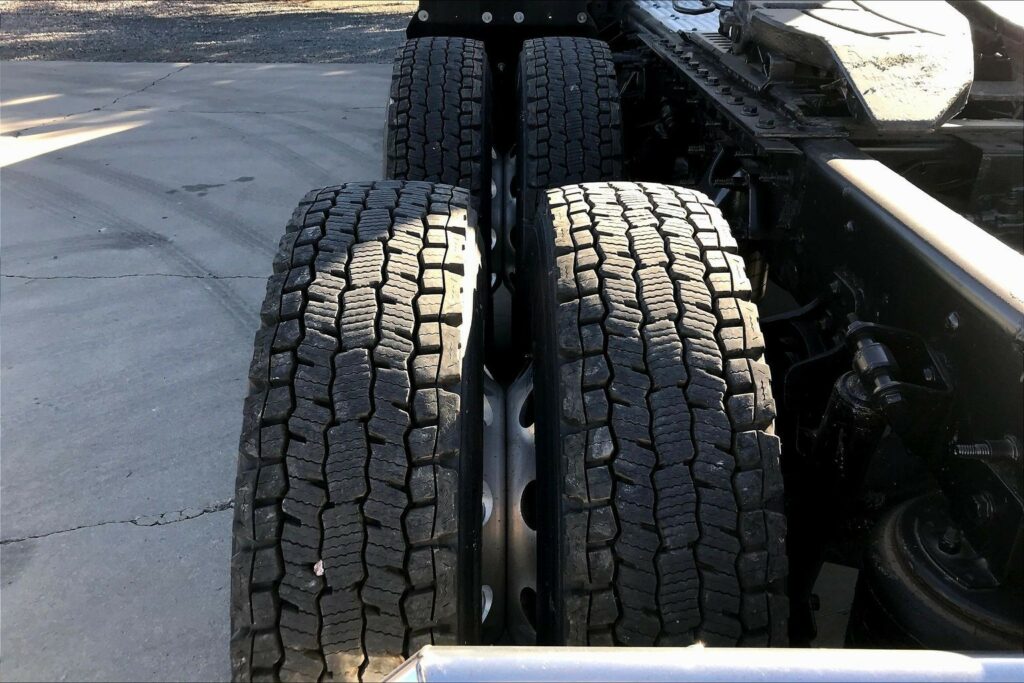 2021 CUM LT625 6×4 Sleeper