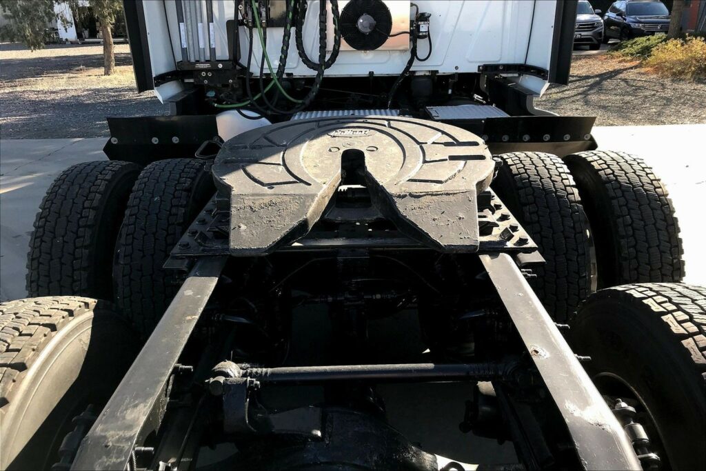 2021 CUM LT625 6×4 Sleeper