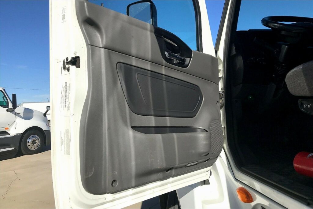 2021 CUM LT625 6×4 Sleeper