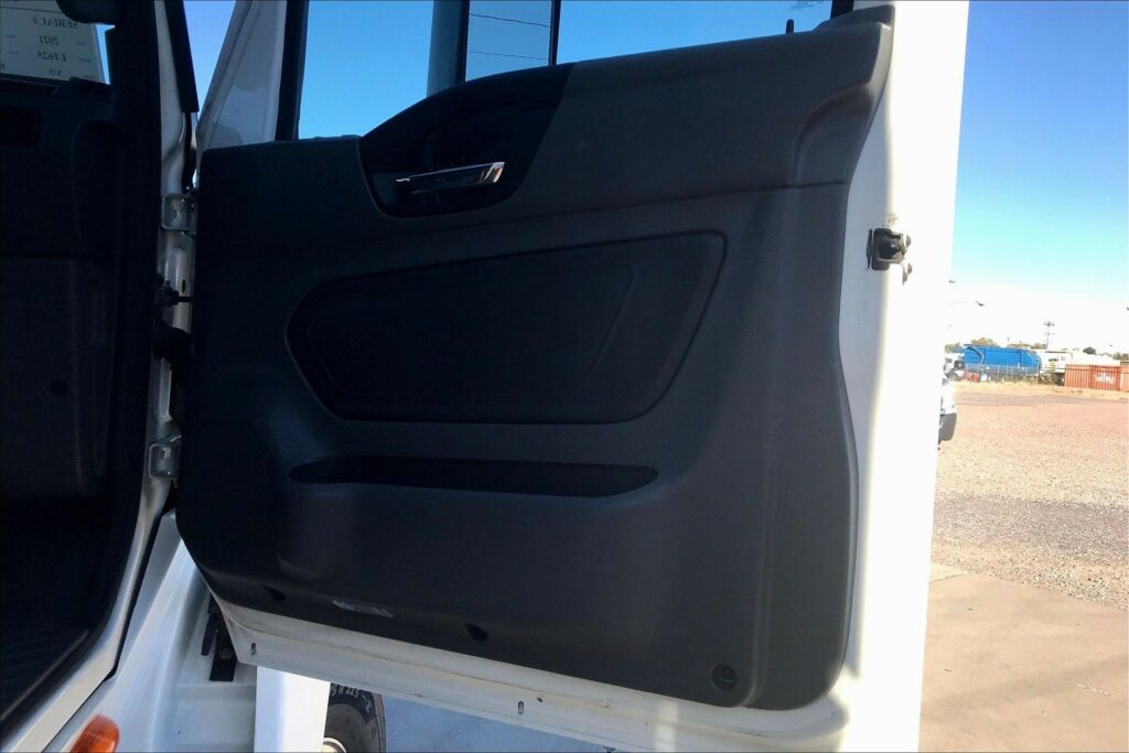 2021 CUM LT625 6×4 Sleeper