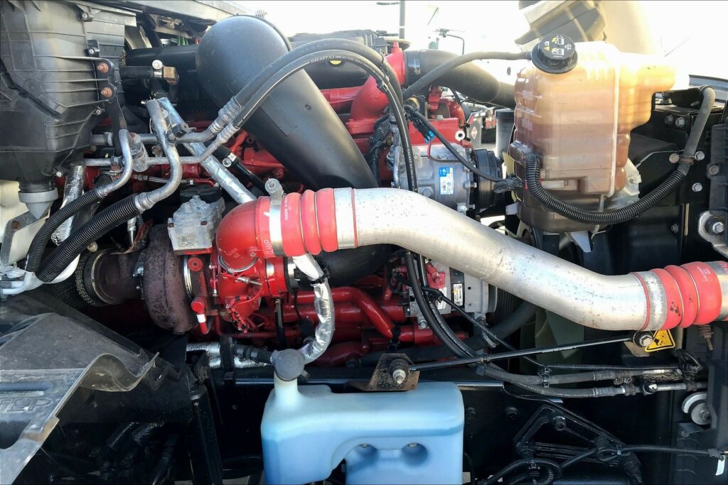 2021 CUM LT625 6×4 Sleeper