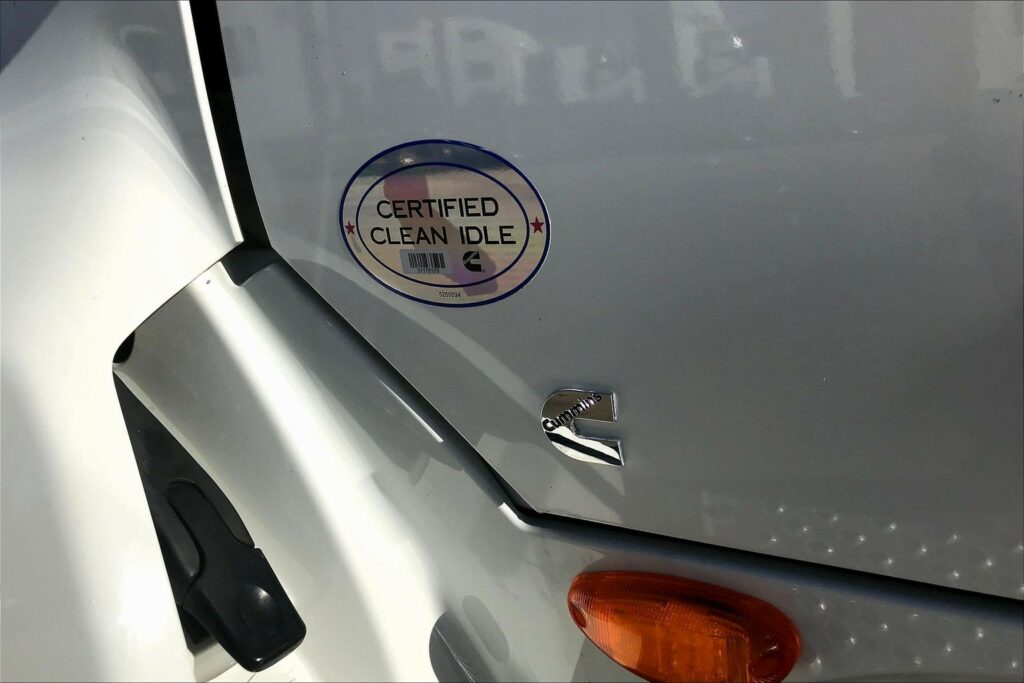 2021 CUM LT625 6×4 Sleeper