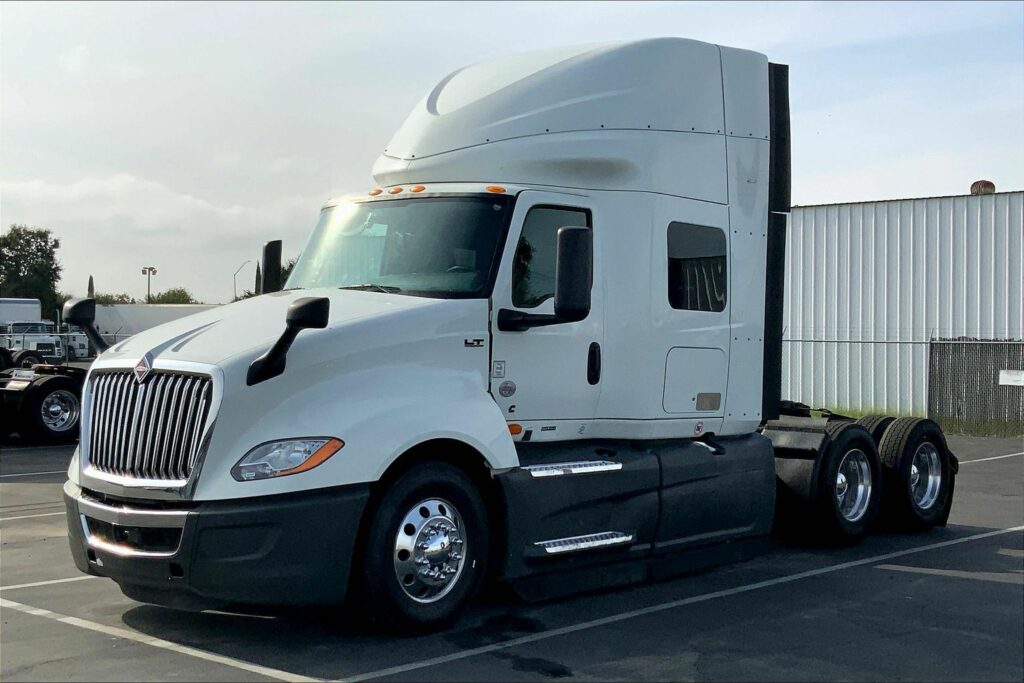 2022 CUM LT625 6×4 Sleeper