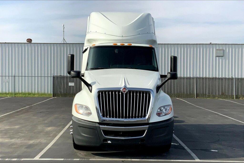 2022 CUM LT625 6×4 Sleeper