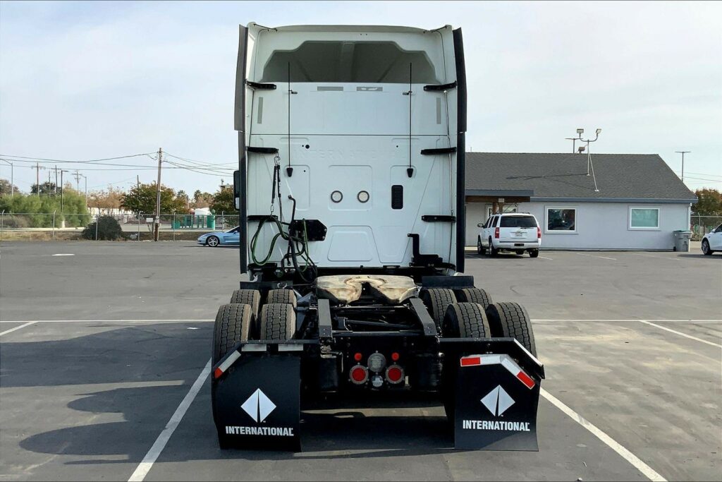 2022 CUM LT625 6×4 Sleeper