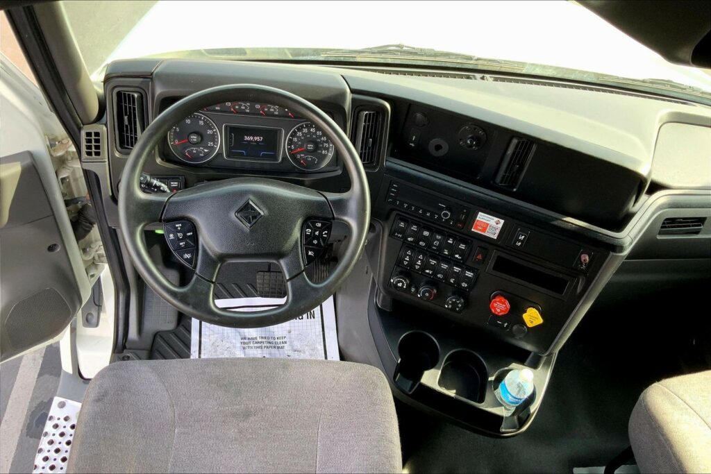 2022 CUM LT625 6×4 Sleeper