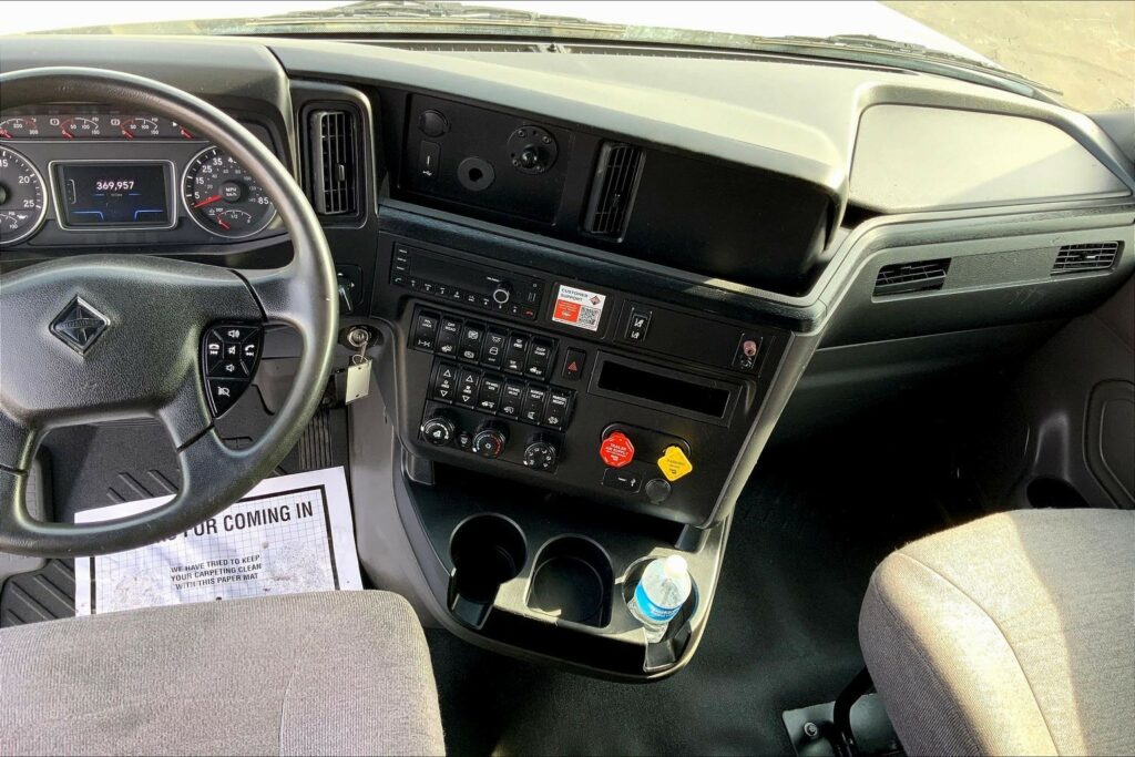 2022 CUM LT625 6×4 Sleeper