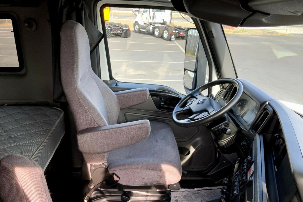 2022 CUM LT625 6×4 Sleeper