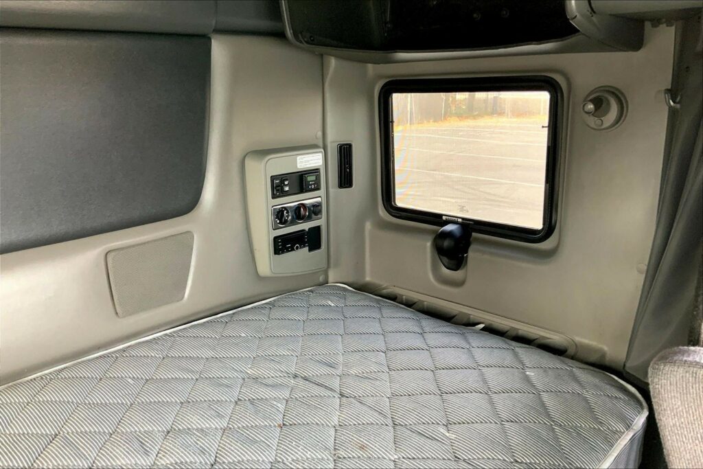 2022 CUM LT625 6×4 Sleeper