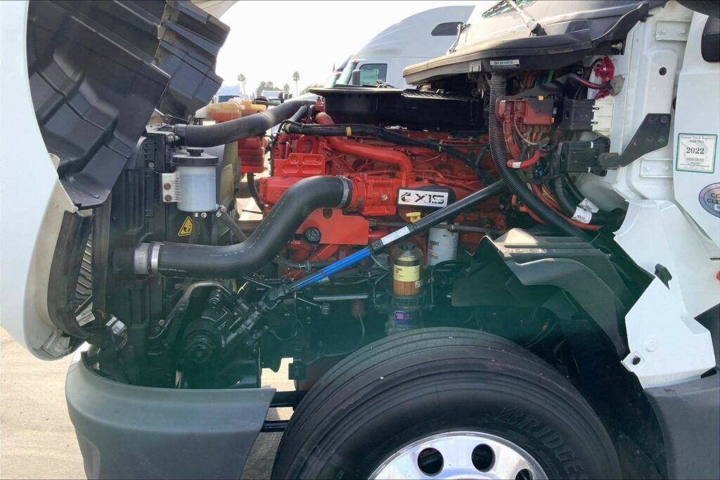 2022 CUM LT625 6×4 Sleeper