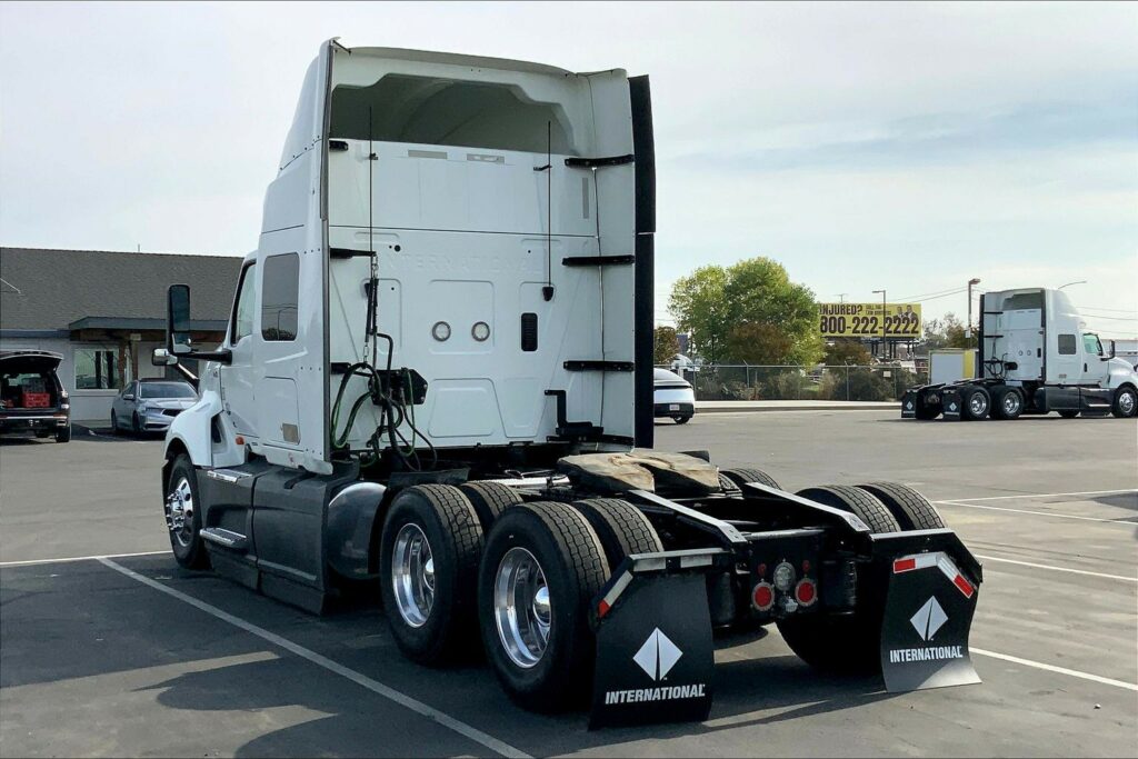 2022 CUM LT625 6×4 Sleeper