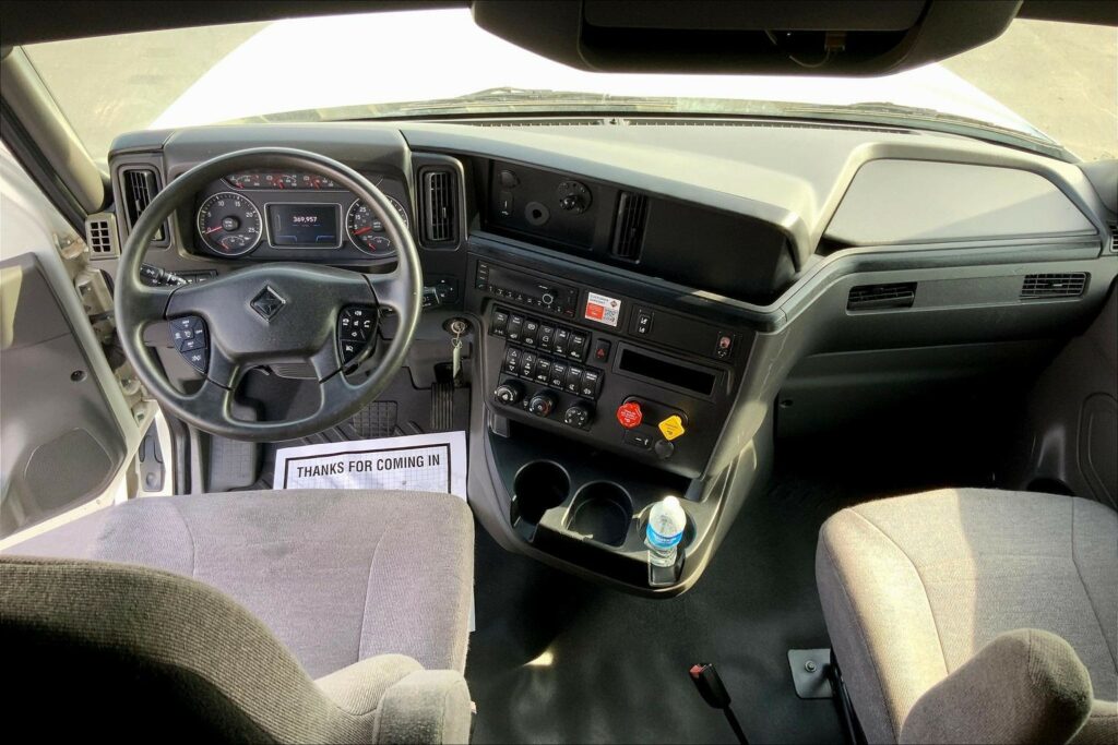 2022 CUM LT625 6×4 Sleeper