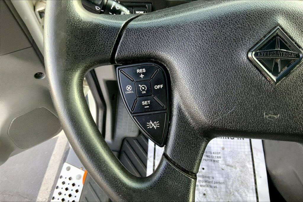 2022 CUM LT625 6×4 Sleeper