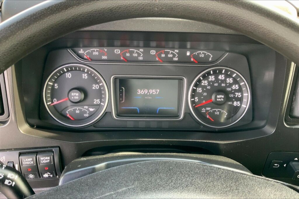 2022 CUM LT625 6×4 Sleeper