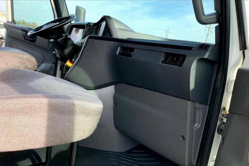 2022 CUM LT625 6×4 Sleeper