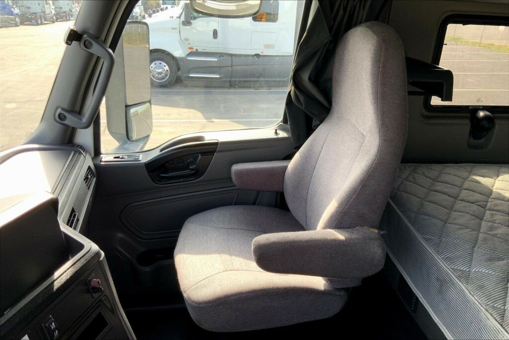 2022 CUM LT625 6×4 Sleeper