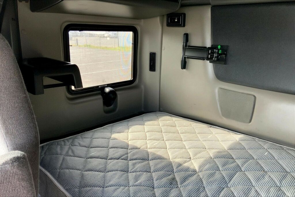 2022 CUM LT625 6×4 Sleeper