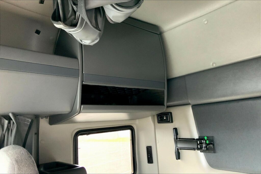 2022 CUM LT625 6×4 Sleeper