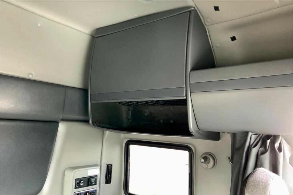 2022 CUM LT625 6×4 Sleeper