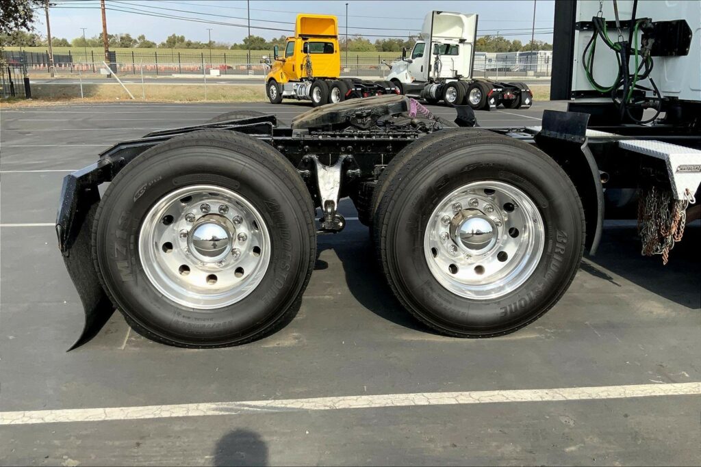 2022 CUM LT625 6×4 Sleeper