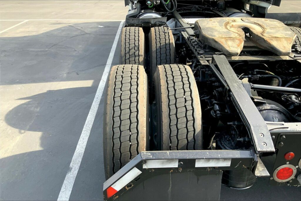 2022 CUM LT625 6×4 Sleeper