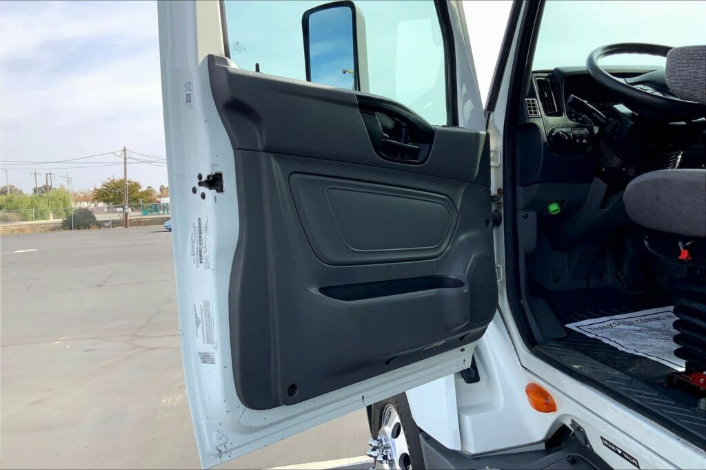 2022 CUM LT625 6×4 Sleeper