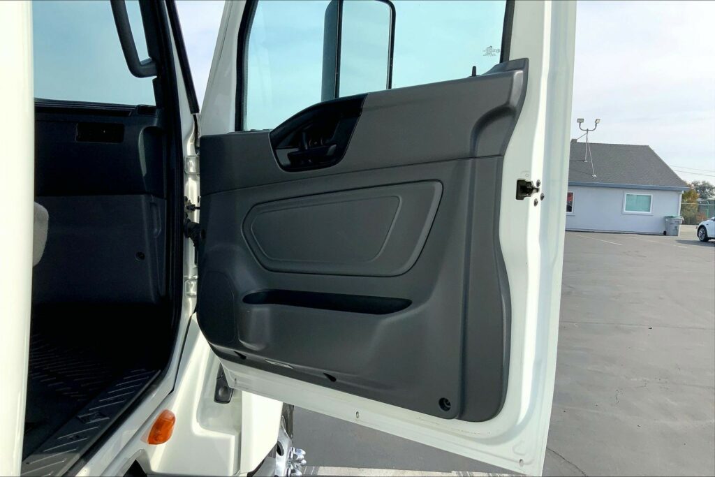 2022 CUM LT625 6×4 Sleeper