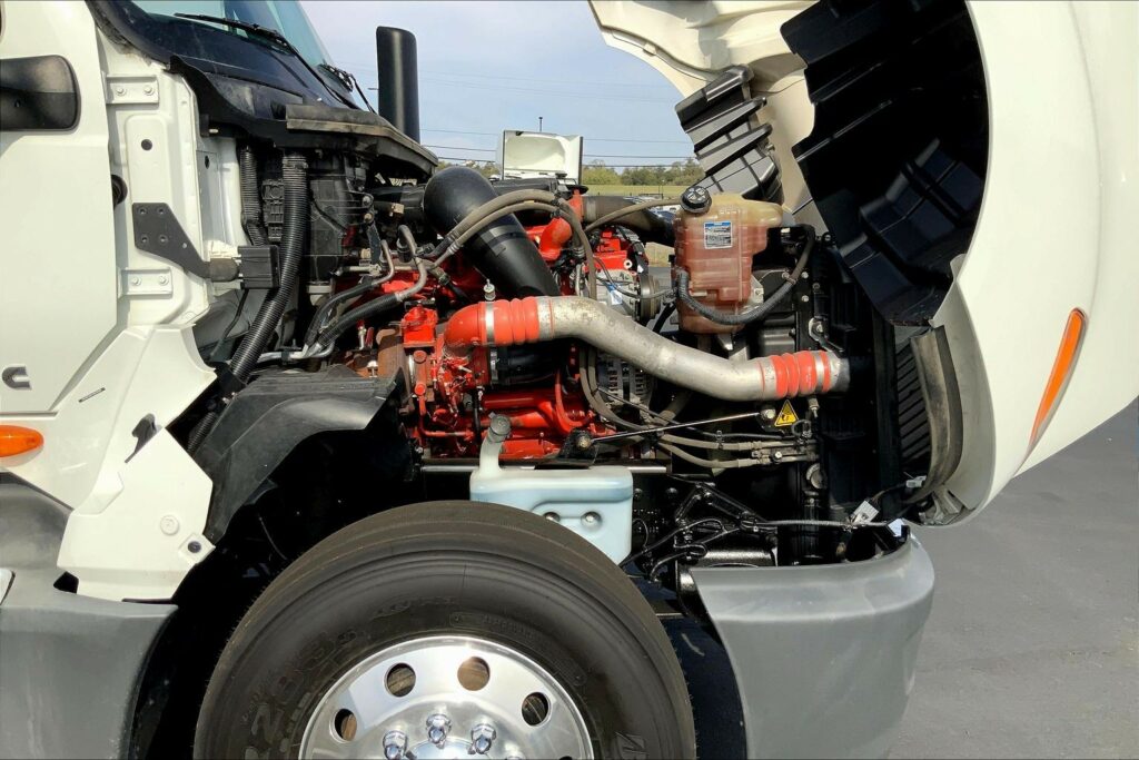 2022 CUM LT625 6×4 Sleeper