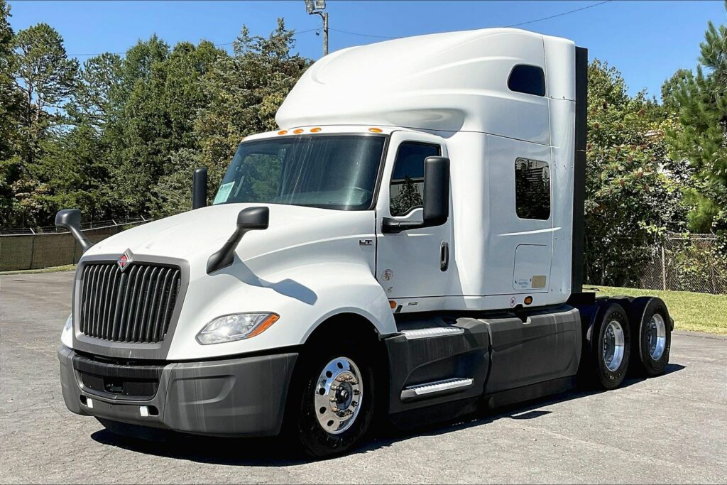 2022 CUM LT625 6×4 Sleeper