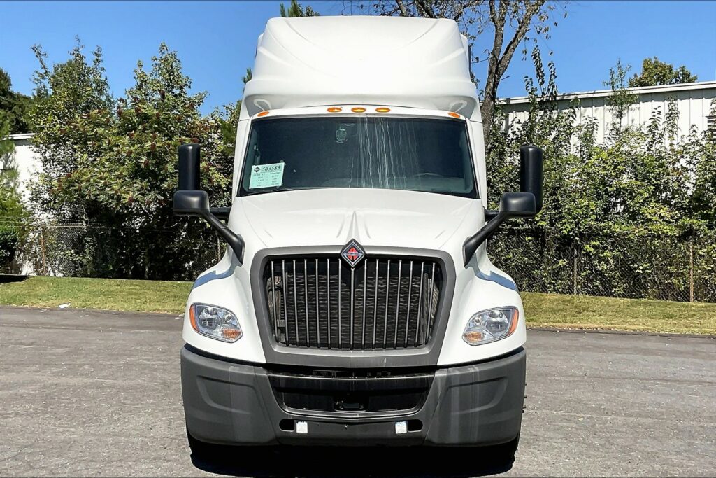 2022 CUM LT625 6×4 Sleeper