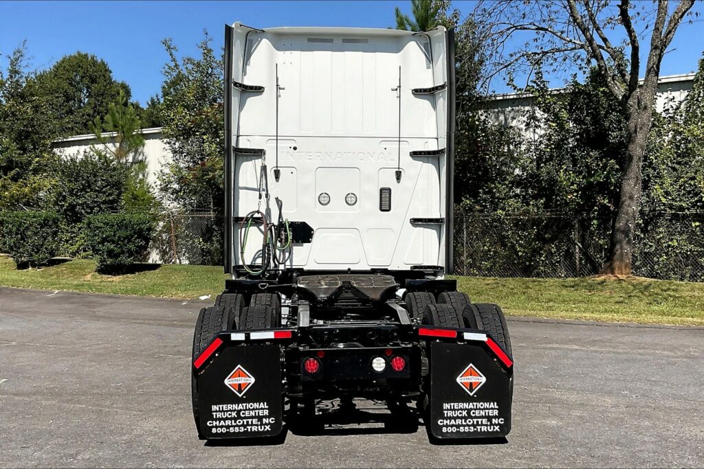 2022 CUM LT625 6×4 Sleeper