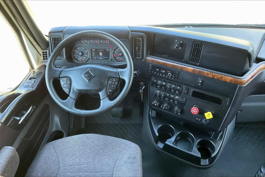 2022 CUM LT625 6×4 Sleeper