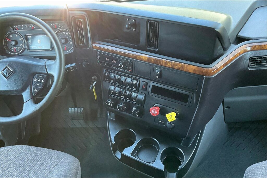 2022 CUM LT625 6×4 Sleeper