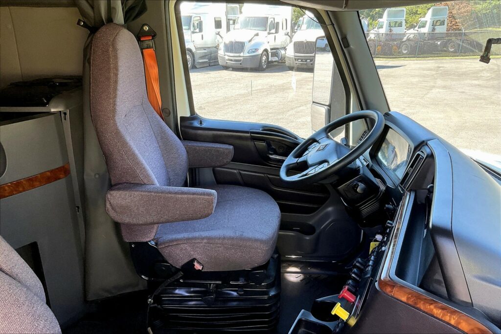 2022 CUM LT625 6×4 Sleeper