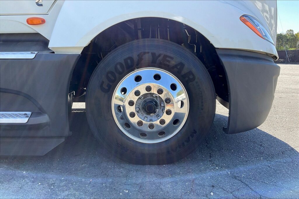 2022 CUM LT625 6×4 Sleeper