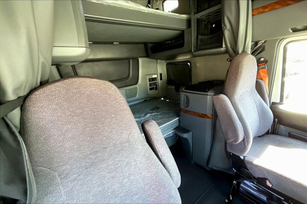 2022 CUM LT625 6×4 Sleeper