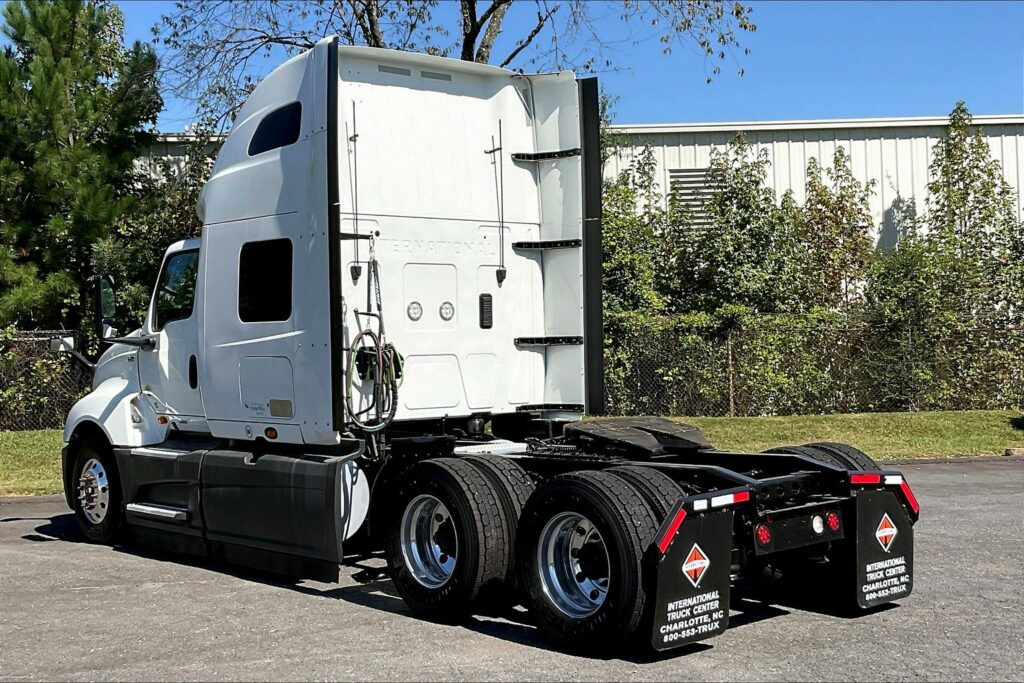 2022 CUM LT625 6×4 Sleeper