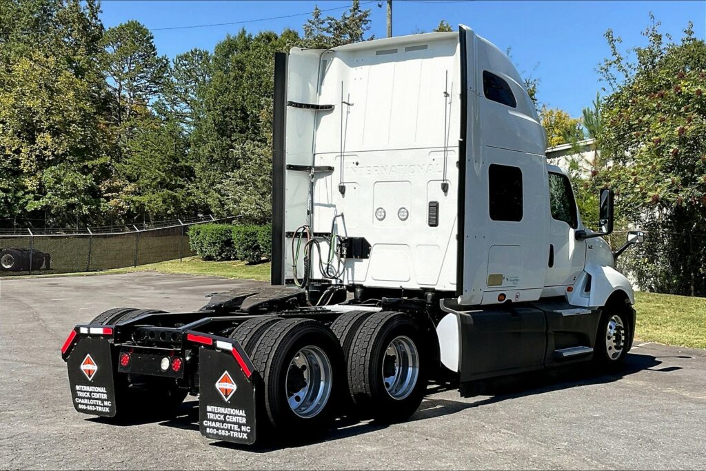 2022 CUM LT625 6×4 Sleeper